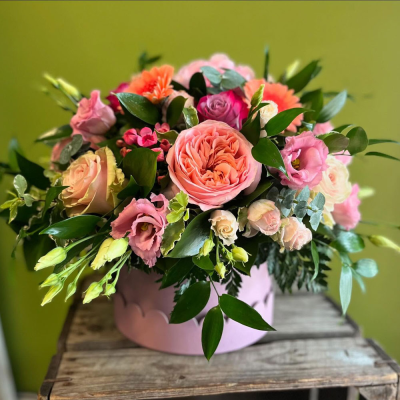 Secret Whispers - This luxury arrangement of flowers in a stylish Hat Box will be remembered for a long time! Secret Whispers - This luxury arrangement of flowers in a stylish Hat Box will be remembered for a long time!