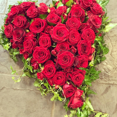 Heart SYM-323 - A full heart of elegant red and green flowers. Heart SYM-323 - A full heart of elegant red and green flowers.